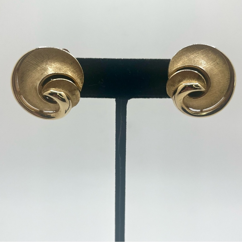 Vintage Crown Trifari Gold Tone Swirl Clip On Earrings